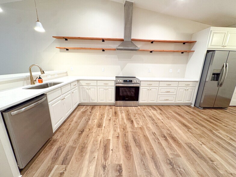 Building Photo - 134 N Clarendon Dr