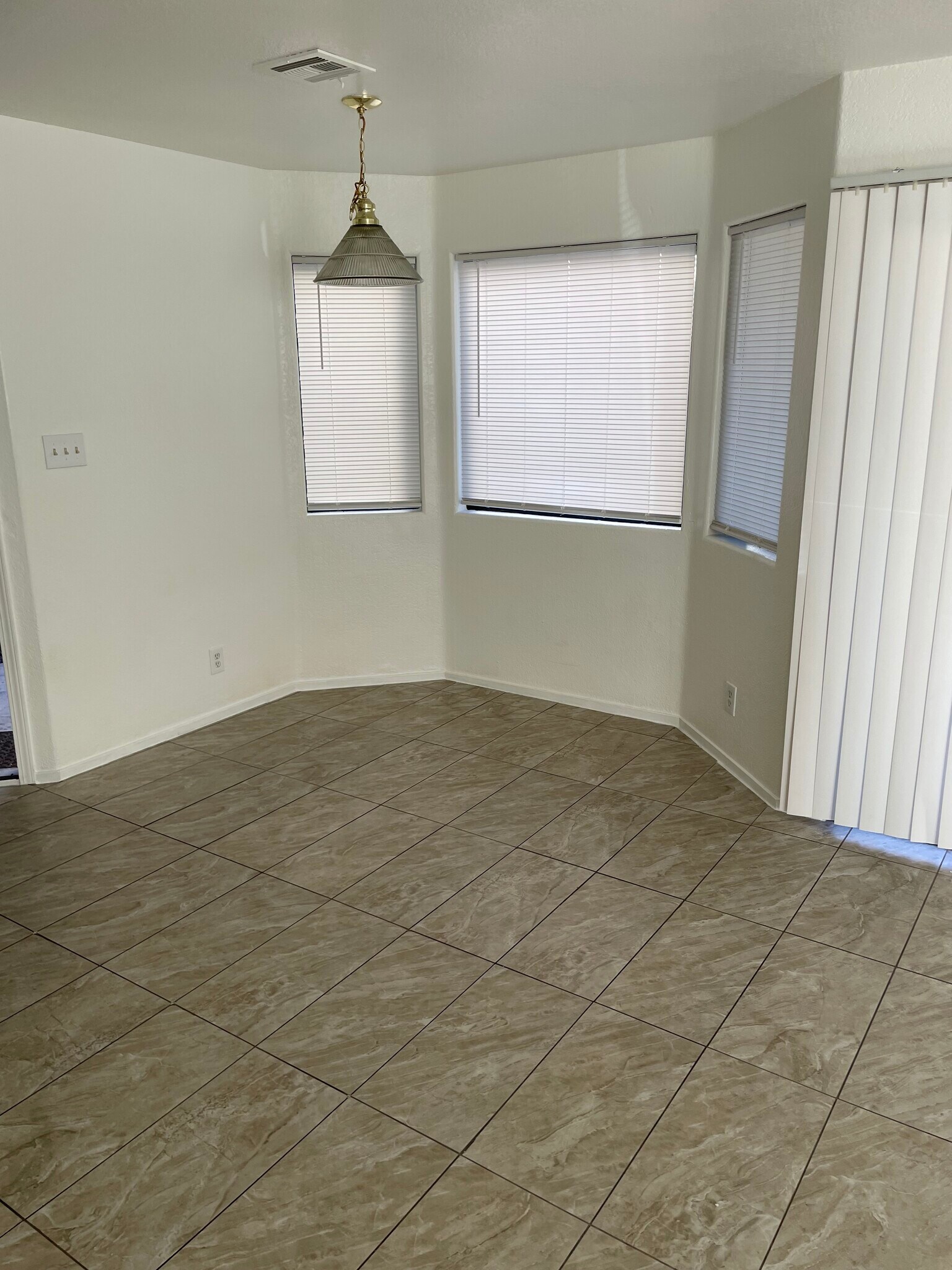 Building Photo - 5038 S Rainbow Blvd