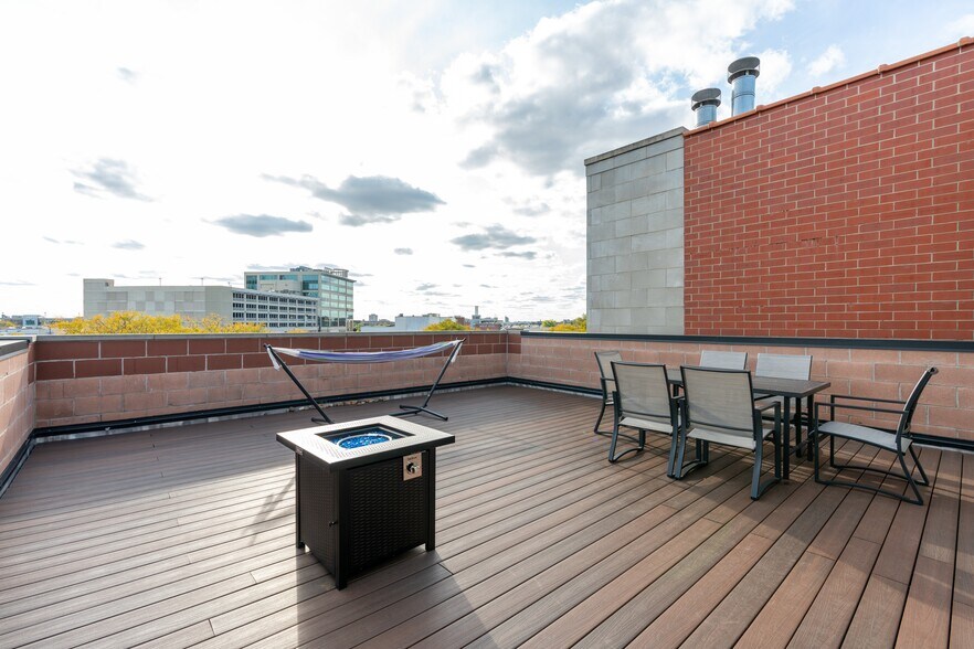 Building Photo - 1625 N Clybourn Ave