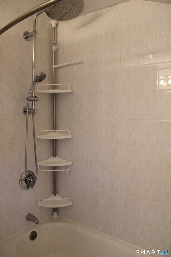 Building Photo - 6 Sunnyside E Rd