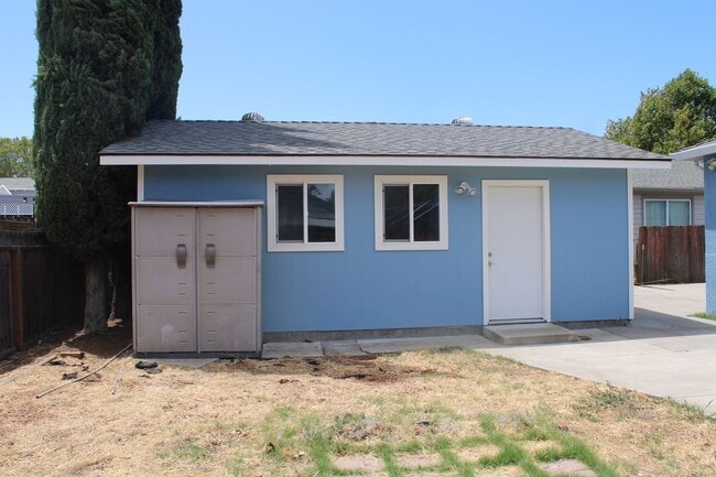 Building Photo - Ready for Move In! Three Bedroom, 1 1/2 Bathroom House with 2 Garages and Side Yard Access in Pit...