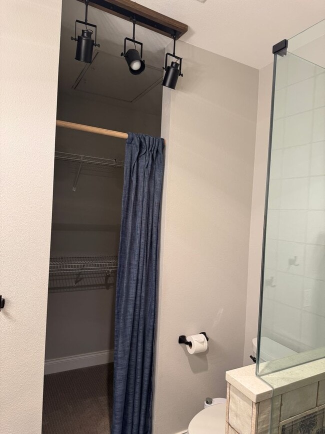 Building Photo - Gorgeous Townhome with W/S/G AND Gas!