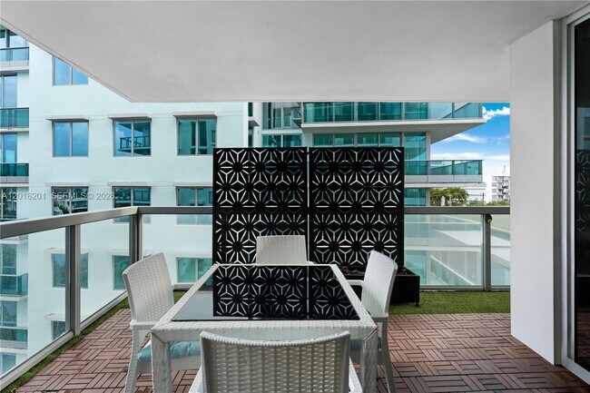 Building Photo - 9261 E Bay Harbor Dr