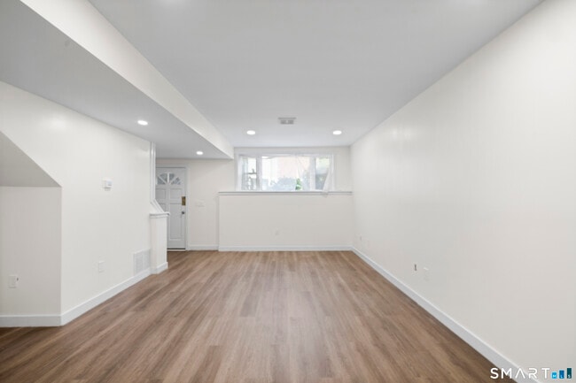 Building Photo - 136 Maple Ave
