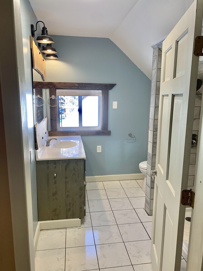 Building Photo - 855 Mann Hill Rd