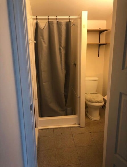 Building Photo - 748 Calef, 3