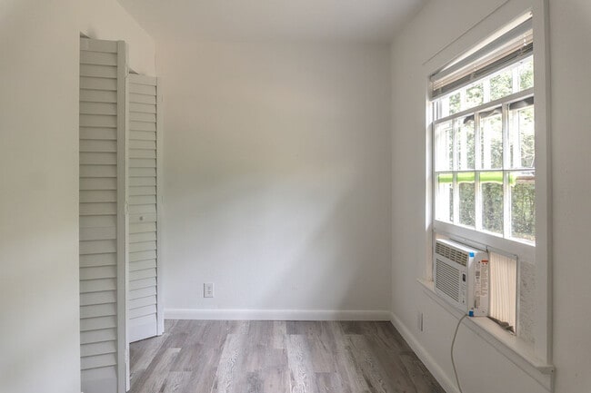 Building Photo - 1118 Louise Dr