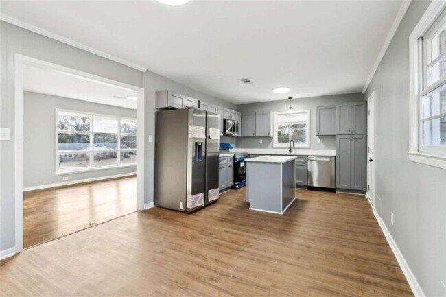 Building Photo - 269 Elks St