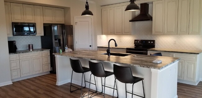 Building Photo - Beautiful Hill Country Retreat Near Lake Travis with AMAZING VIEWS