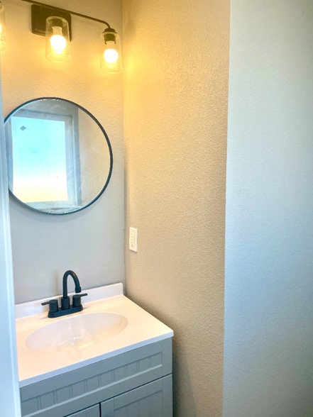 Building Photo - 14507 Periwinkle Dr