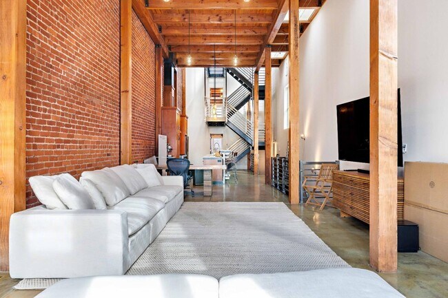 Building Photo - 657 3rd St