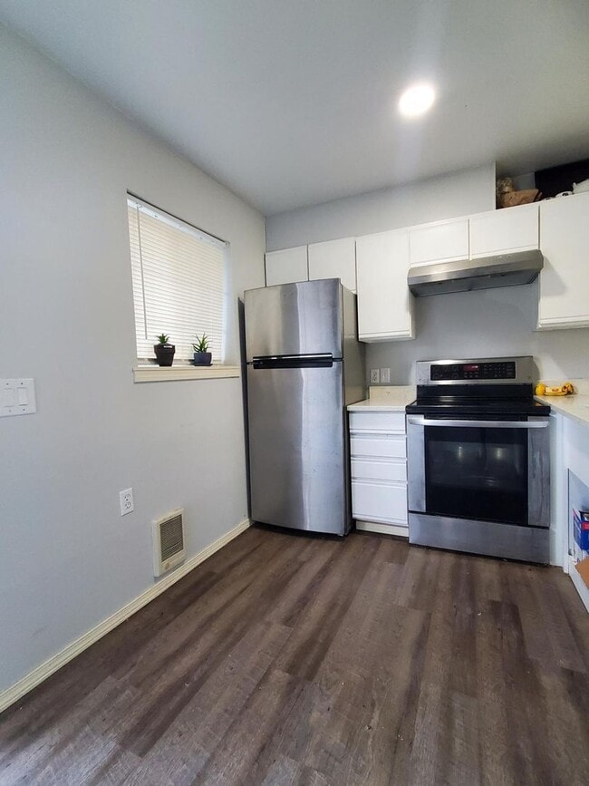 Building Photo - Cozy, 2 Bedroom Apartment for Rent in the Birchwood Neighborhood!