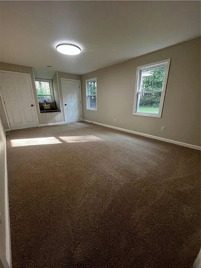 Building Photo - 4 bedroom 2 Bathroom Luxury Rental!