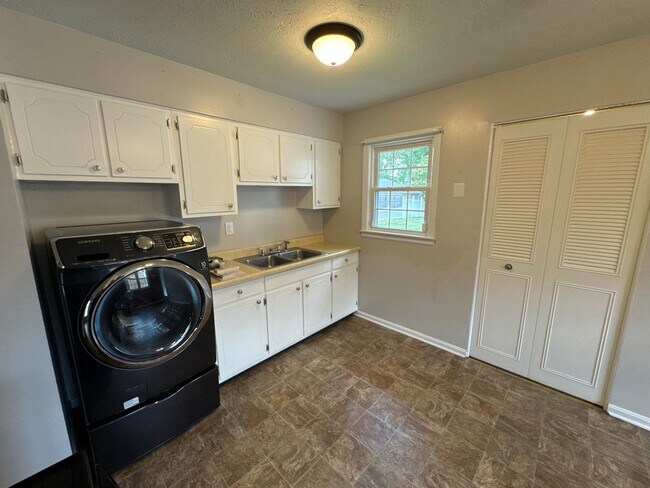 Building Photo - 5607 Elmer Ln