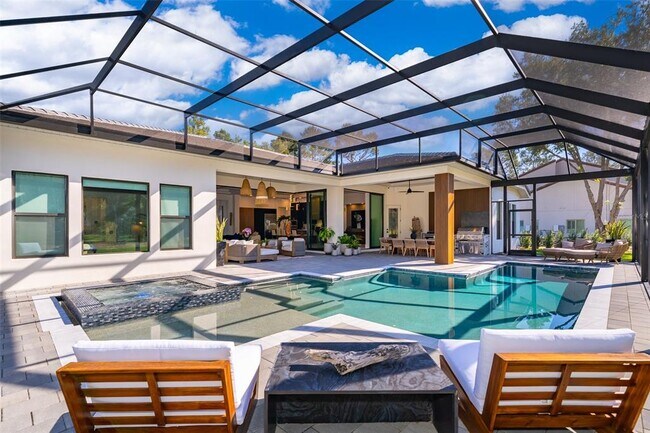 Building Photo - 15210 Pendio Dr