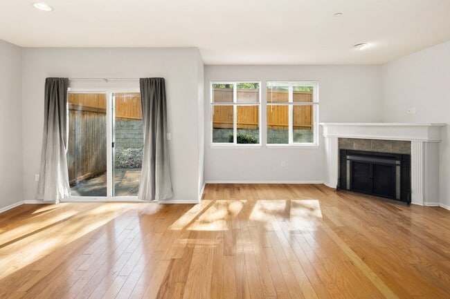 Building Photo - Spacious 3 bed Townhome