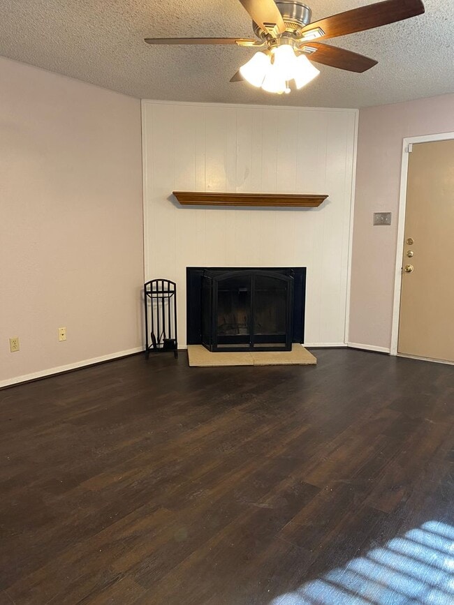 Building Photo - SPACIOUS 3 bedroom 2 bath Townhome COMING SOON!