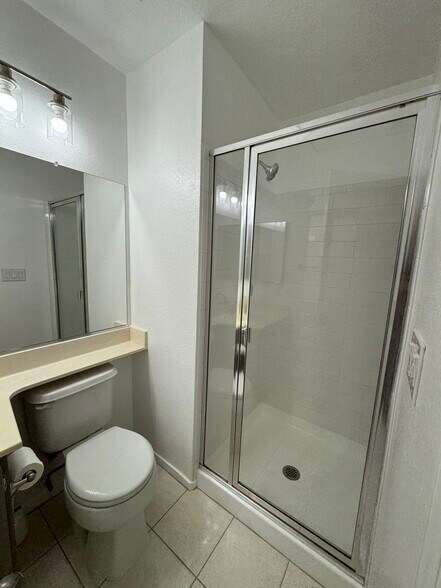 Building Photo - 905 Sapphire Cir