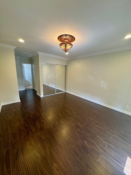 Building Photo - 2414 S Barrington Ave