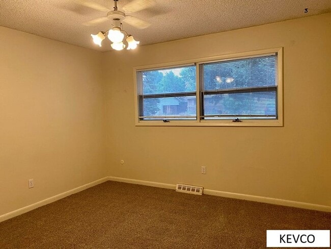 Building Photo - Great Three Bed in Campus West!