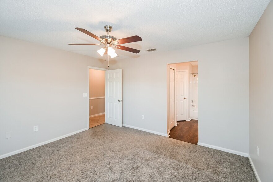 Building Photo - 2025 Hunters Trace Cir