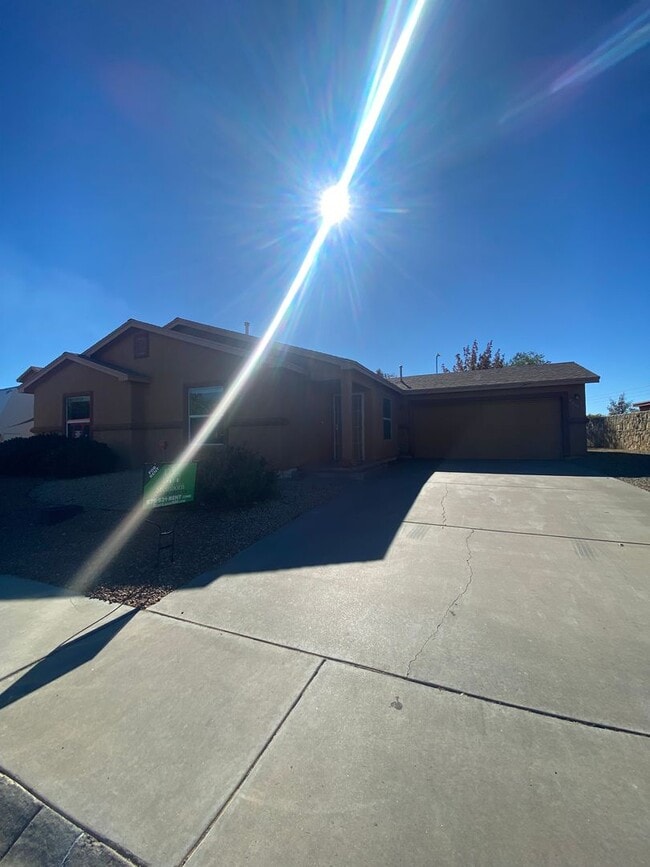 Building Photo - 4 Bedroom, 2 Bathroom House Available Now!