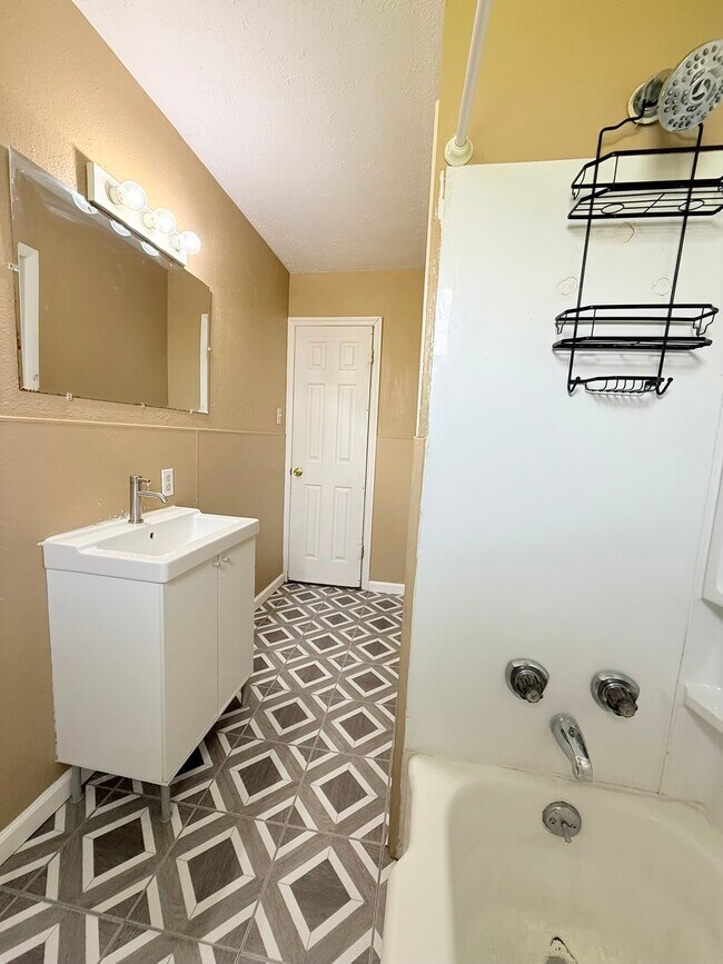 Building Photo - 531 Blair St