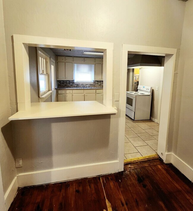 Building Photo - Spacious Four-Bedroom near Plaza District