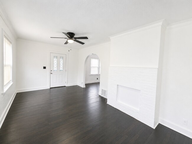 Building Photo - Charming 3 Bed, 2 Bath Home with Detached 2-Car Garage