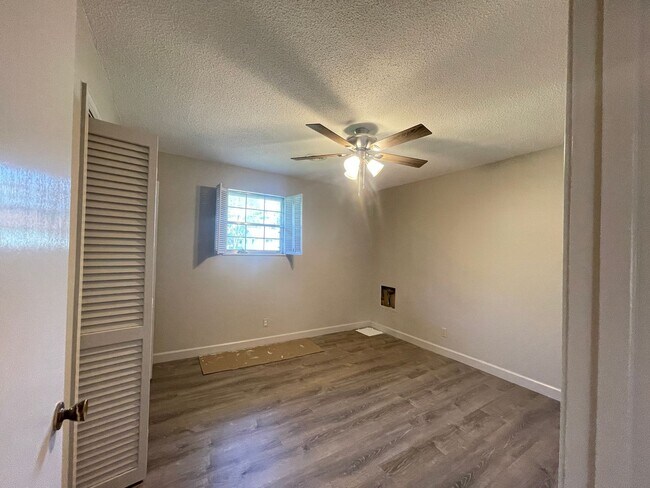 Building Photo - Large home in Pigeon Forge