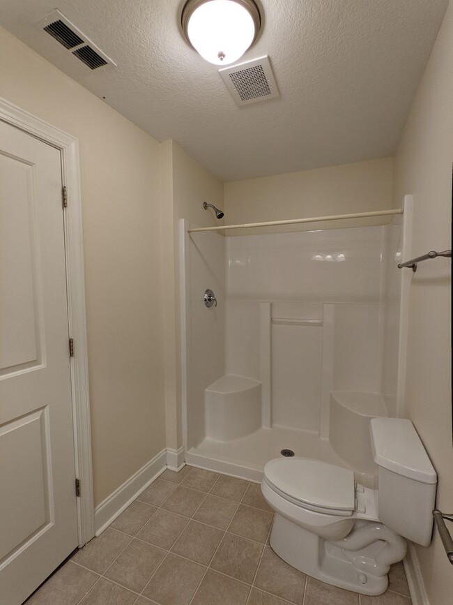 Building Photo - Spacious Condo off Hendersonville Rd