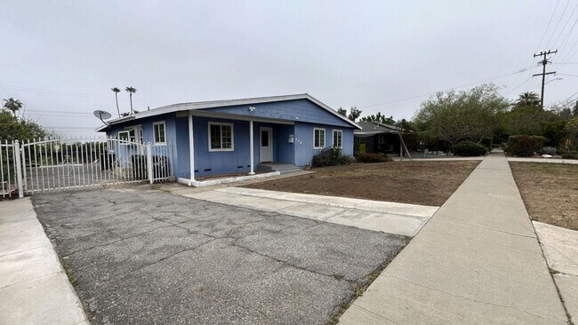 Building Photo - Spacious 4 Bedroom, 3 Bathroom Redlands Home!