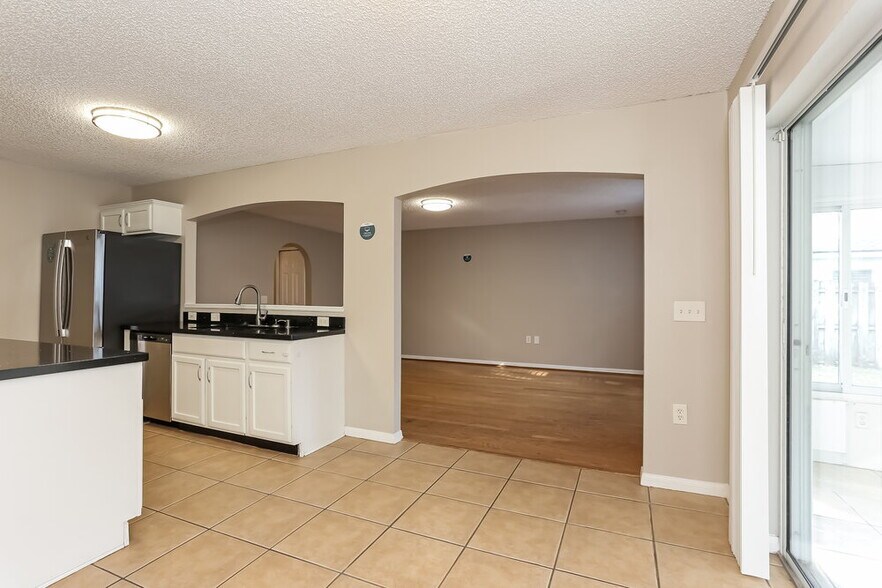 Building Photo - 58 Reeding Ridge Dr W