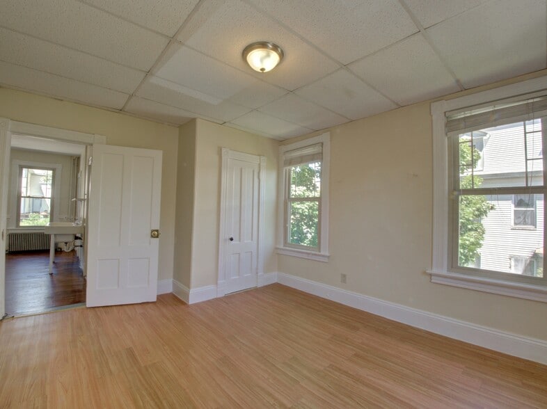 Building Photo - 324 Valley St