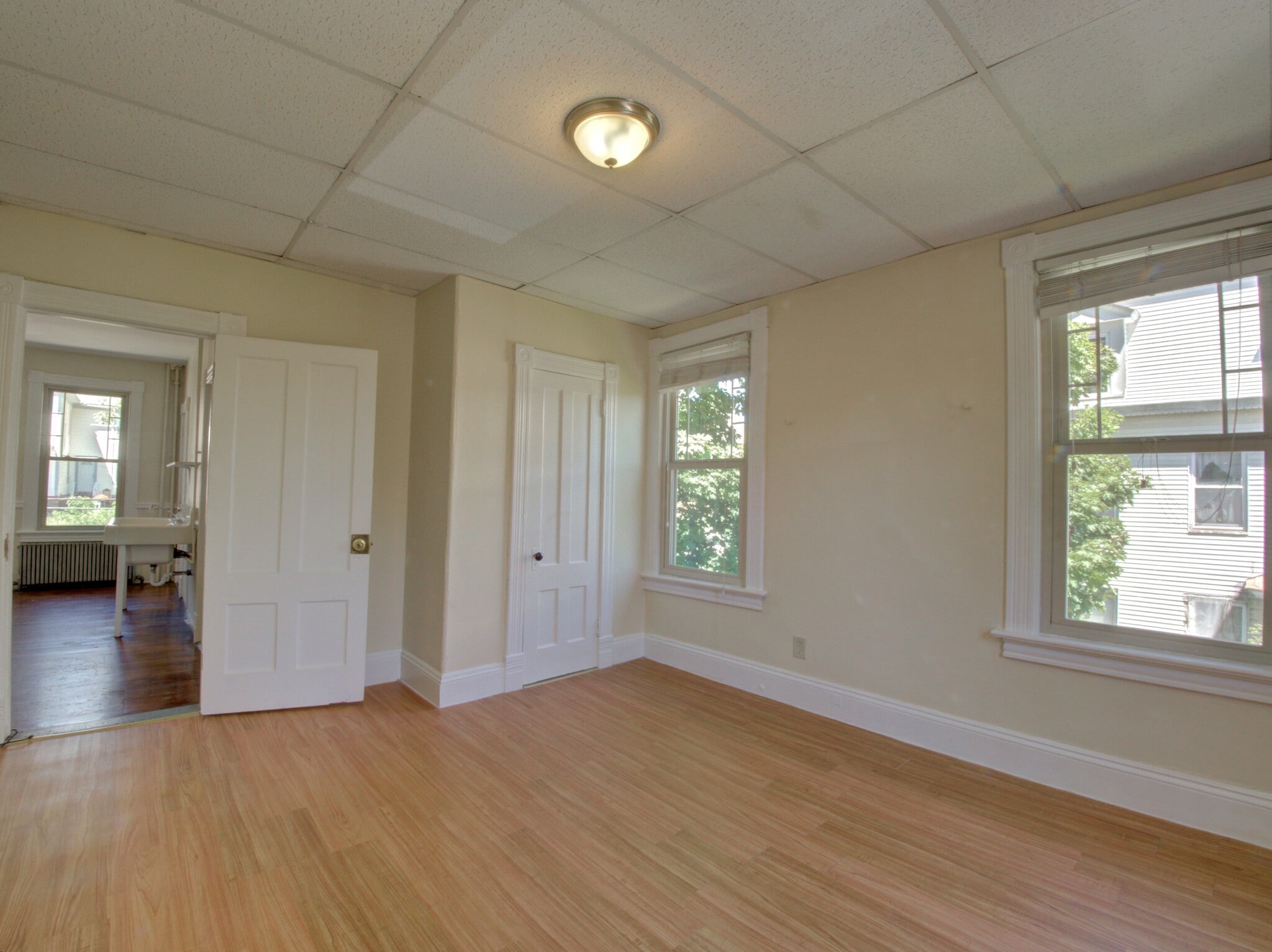 Building Photo - 324 Valley St