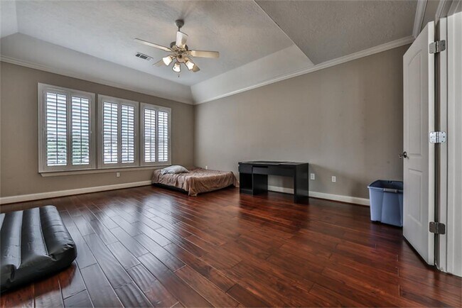Building Photo - 1005 Memorial Village Dr