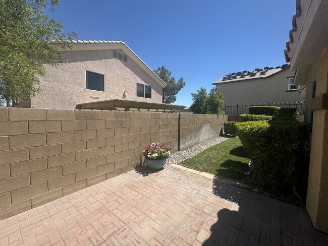 Building Photo - 9256 Blue Flax Pl