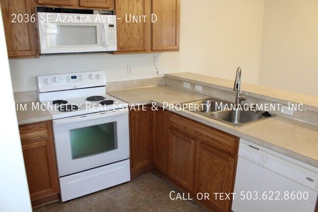 Building Photo - Sorry, no pets! Upper Level Unit with an O...