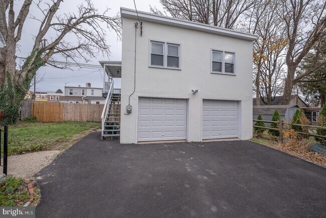 Building Photo - 717 Miller St