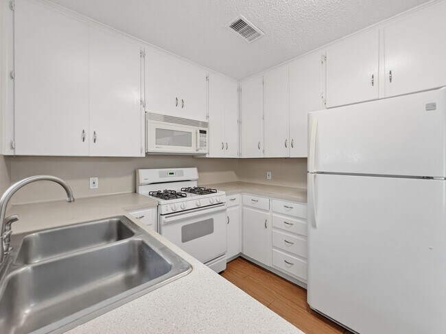 Building Photo - 3402 S Oak Dr