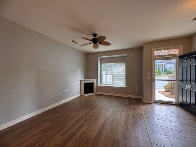 Building Photo - 2BR 2.5BA Townhome with Screened Porch