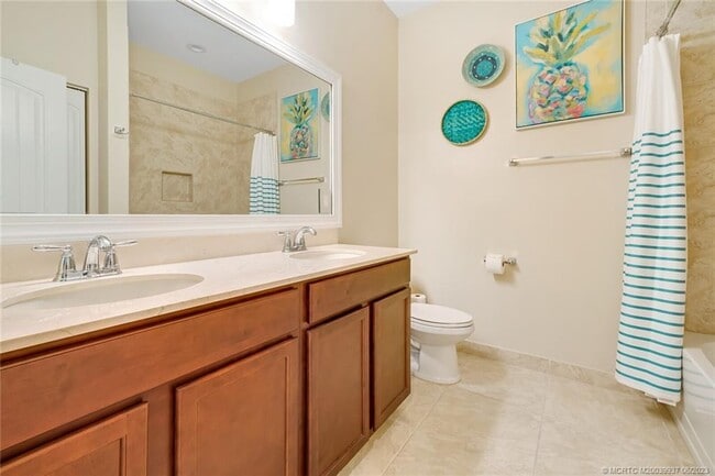 Building Photo - 521 NE Abaca Way