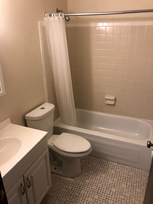 Building Photo - Updated 2 Bedroom Units with w/d hookup in Unit and Central Heat/AC