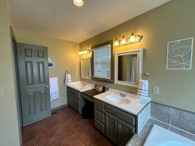 Building Photo - Beautiful Goose Creek Oasis