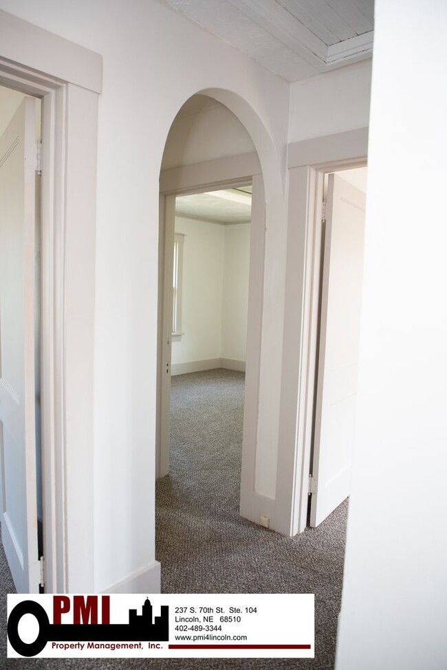 Building Photo - 4 Bedroom, 1.5 bathroom House For Rent; Av...