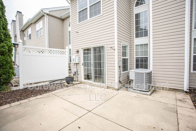 Building Photo - 605 Doral Dr