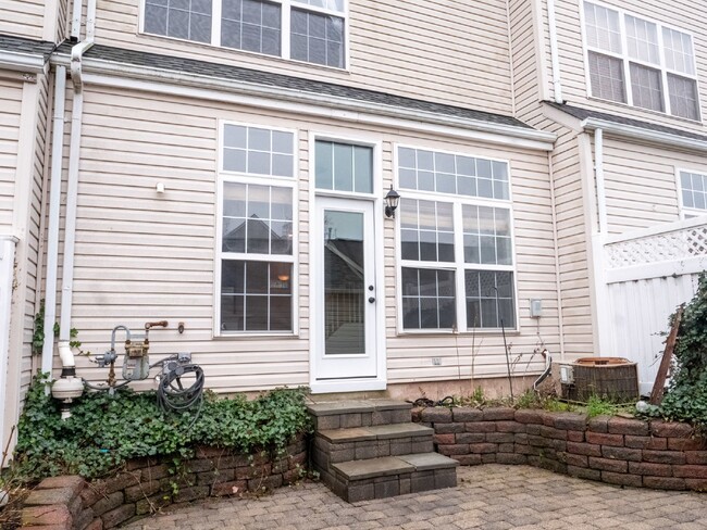 Building Photo - Your Dream Townhome Awaits!