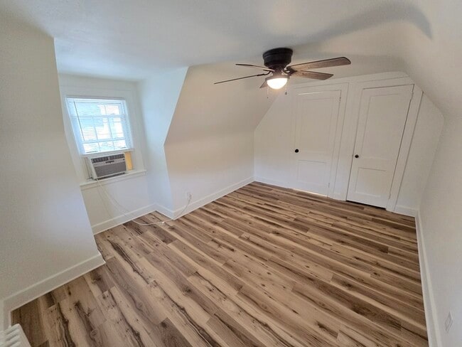 Building Photo - CUTE & COZY 2BED/1BATH DUPLEX FOR RENT - U...