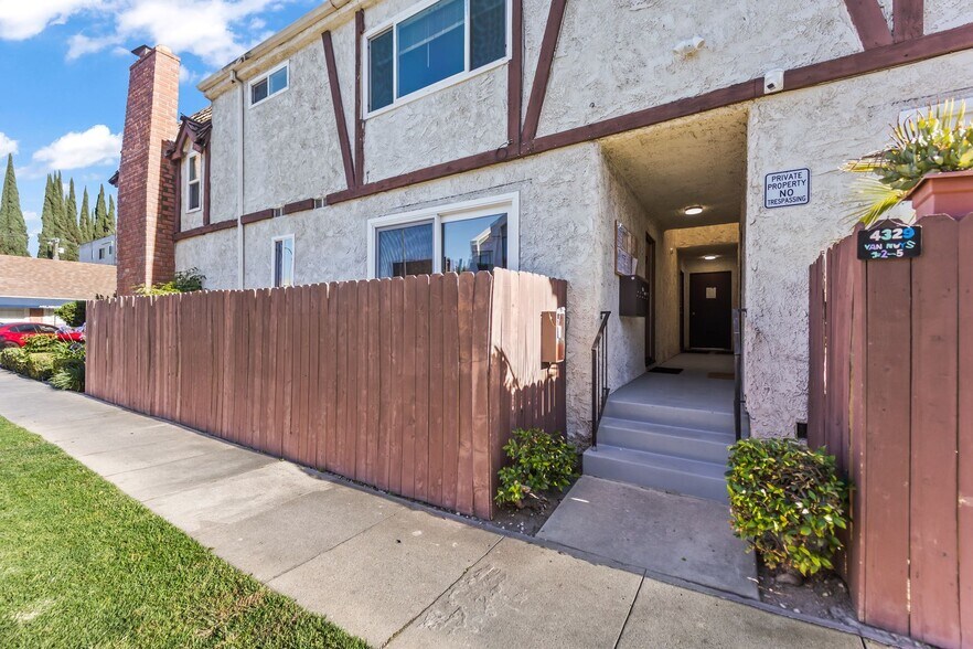 Building Photo - 4329 Van Nuys Blvd
