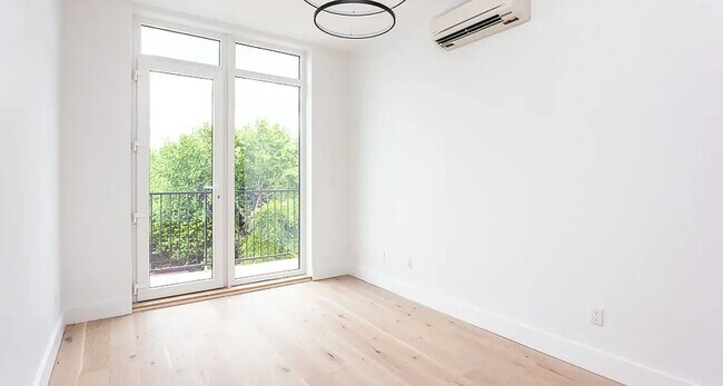 Building Photo - 491 Evergreen Avenue